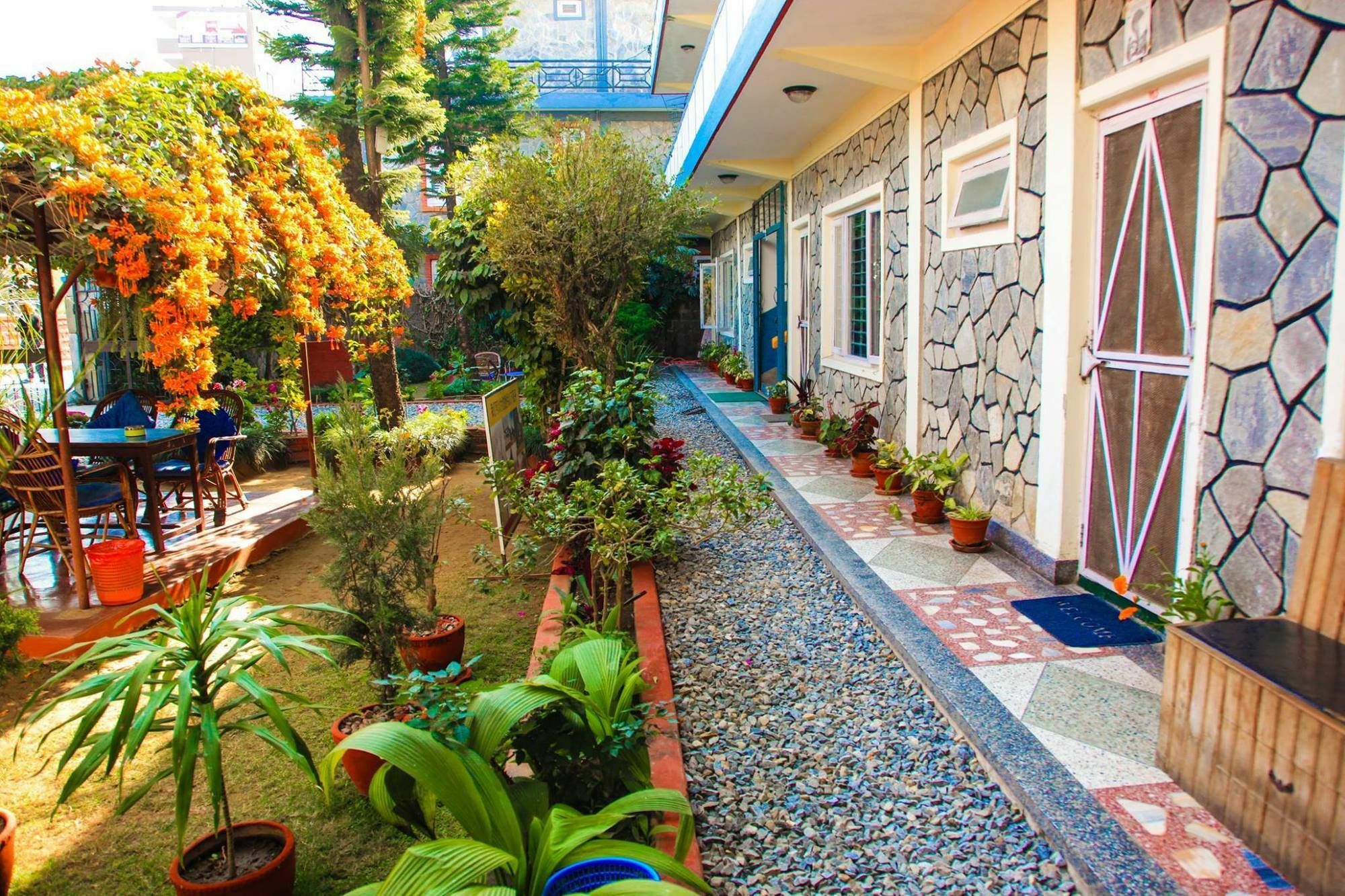 Giri Guest House Pokhara Exterior photo